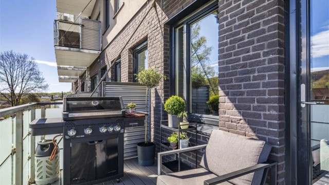 God plass til sittegruppe og grill på balkongen