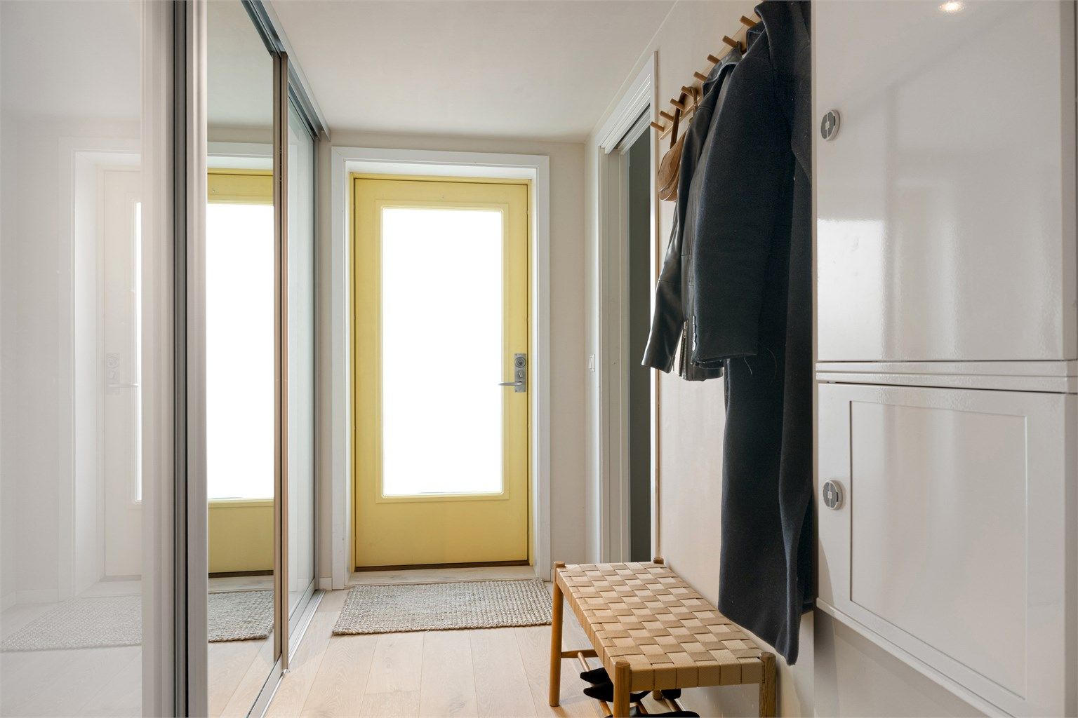 Inngangsparti med stor skyvedørsgarderobe. 