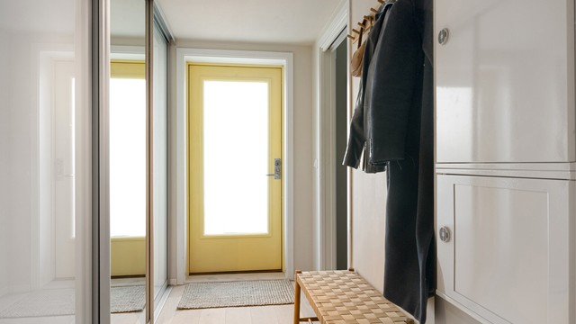 Inngangsparti med stor skyvedørsgarderobe.