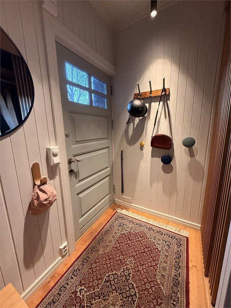 Inngangspartiet ønsker velkommen inn og leder naturlig videre til etasjens sosiale sone. 