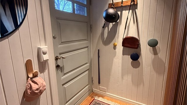 Inngangspartiet ønsker velkommen inn og leder naturlig videre til etasjens sosiale sone.