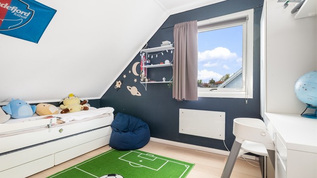 Det andre soverommet har god plass til seng, skrivepult og garderobeløsning.