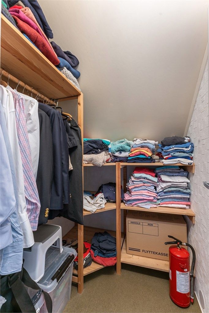 I tilknytning til soverommene i andre etasje er det en praktisk bod, innredet som garderobe.