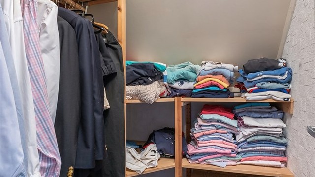 I tilknytning til soverommene i andre etasje er det en praktisk bod, innredet som garderobe.