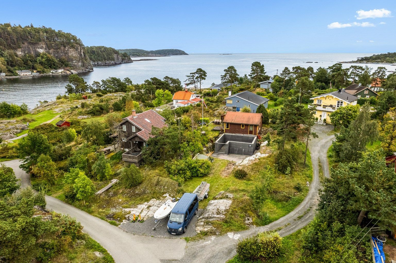 Bilvei frem med en parkering som leies av grunneier. Selger har leid en ekstra plass og båtfeste, men dette må avtales direkte med grunneier.