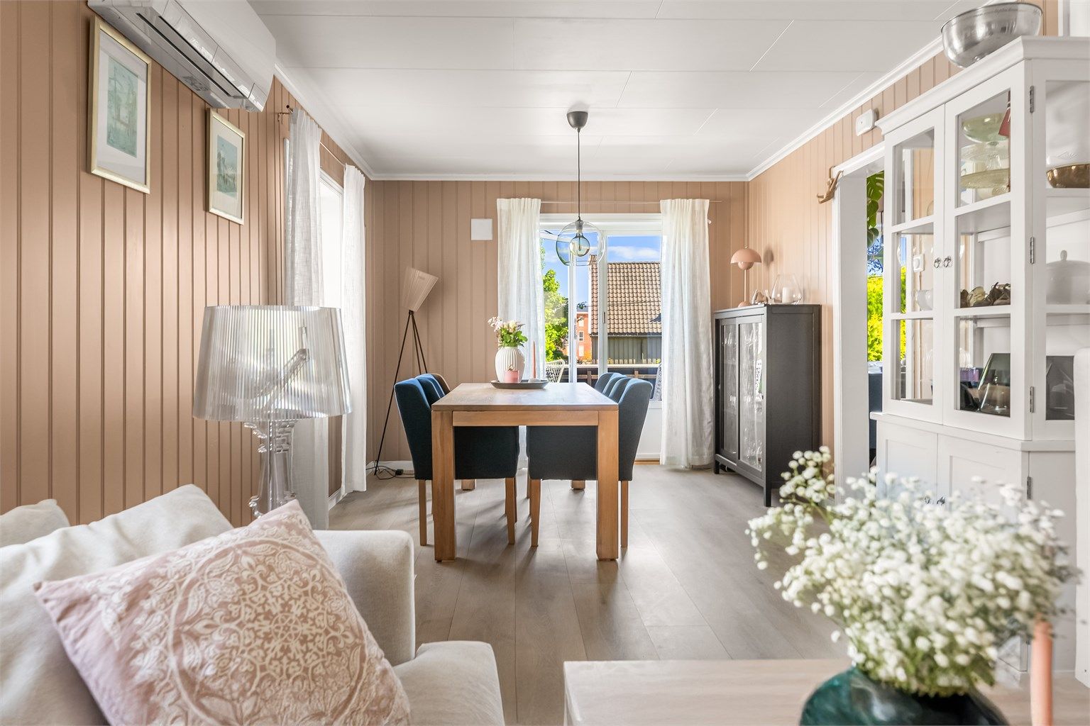 Boligen er innholdsrik med en praktisk planløsning. Blant annet stor stue, kjøkken i eget rom, 3 soverom, kjeller med vaskerom og stue.