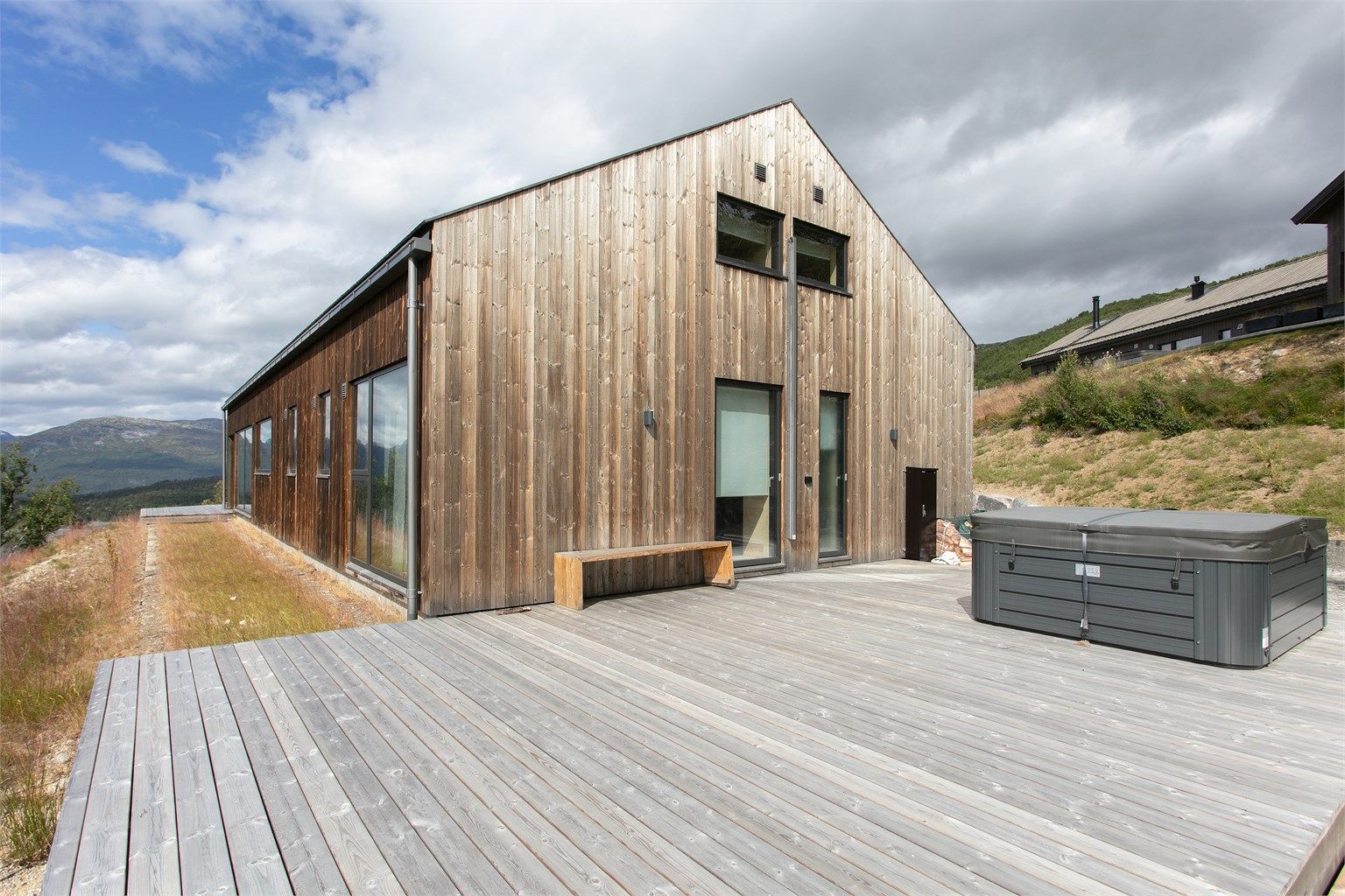 Den ene terrassen er utstyrt med jacuzzi, perfekt for avslapning etter en lang dag i fjellet.