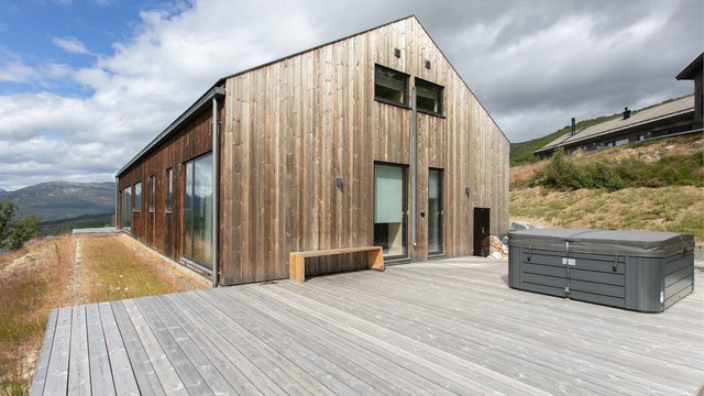Den ene terrassen er utstyrt med jacuzzi, perfekt for avslapning etter en lang dag i fjellet.