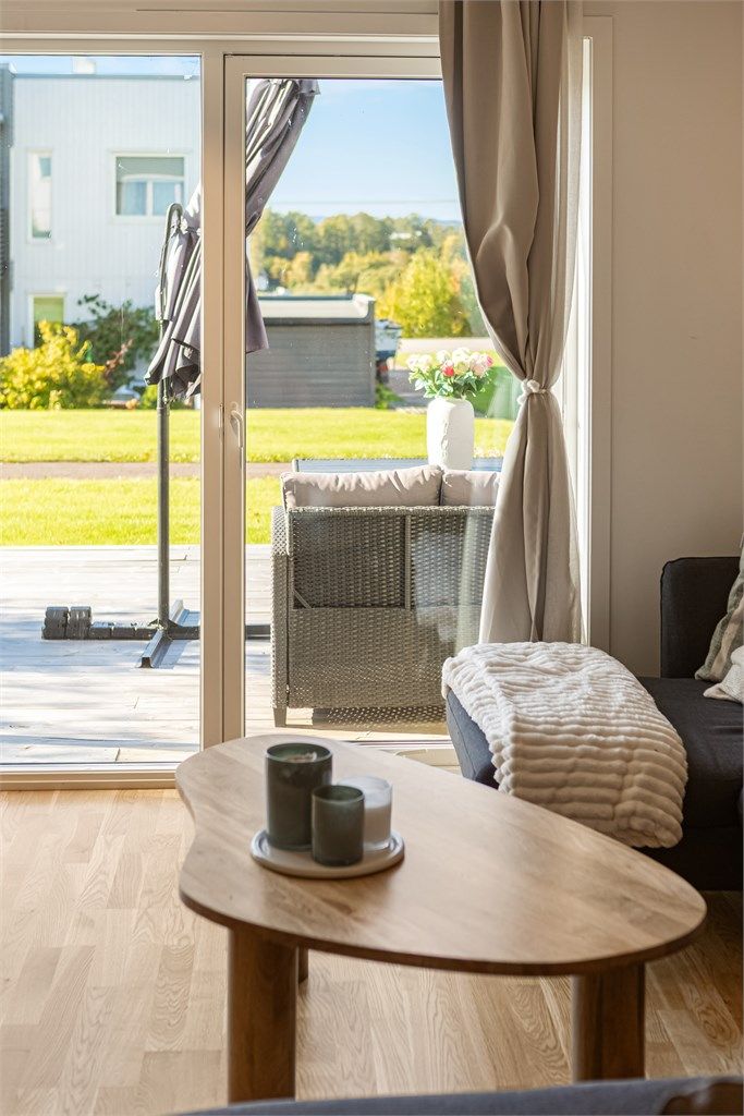 Utsyn mot det grønne fellearealet fra stuen.