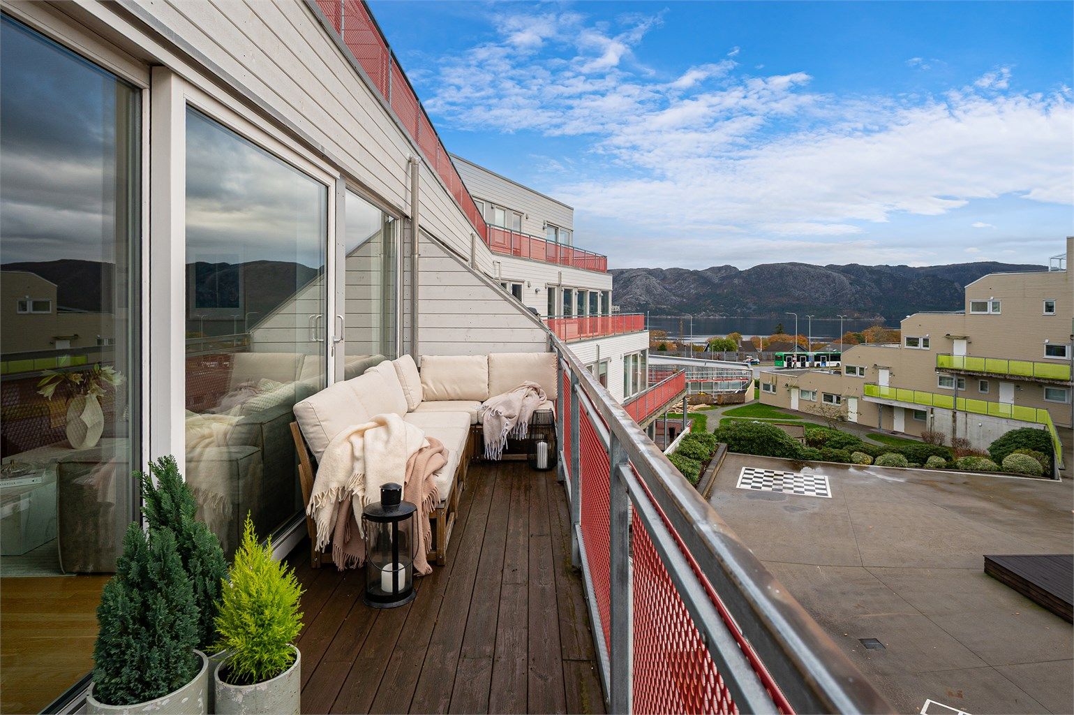 Sølvspennetunet 32, er en lettstelt og fin selveierleilighet i 4.etg. med god planløsning, 2 soverom, innvendig bod/kontor, sørvendt uteplass med sjøutsikt og parkering i garasjeanlegg med elbil-lader. 