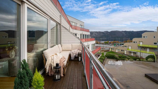 Sølvspennetunet 32, er en lettstelt og fin selveierleilighet i 4.etg. med god planløsning, 2 soverom, innvendig bod/kontor, sørvendt uteplass med sjøutsikt og parkering i garasjeanlegg med elbil-lader.