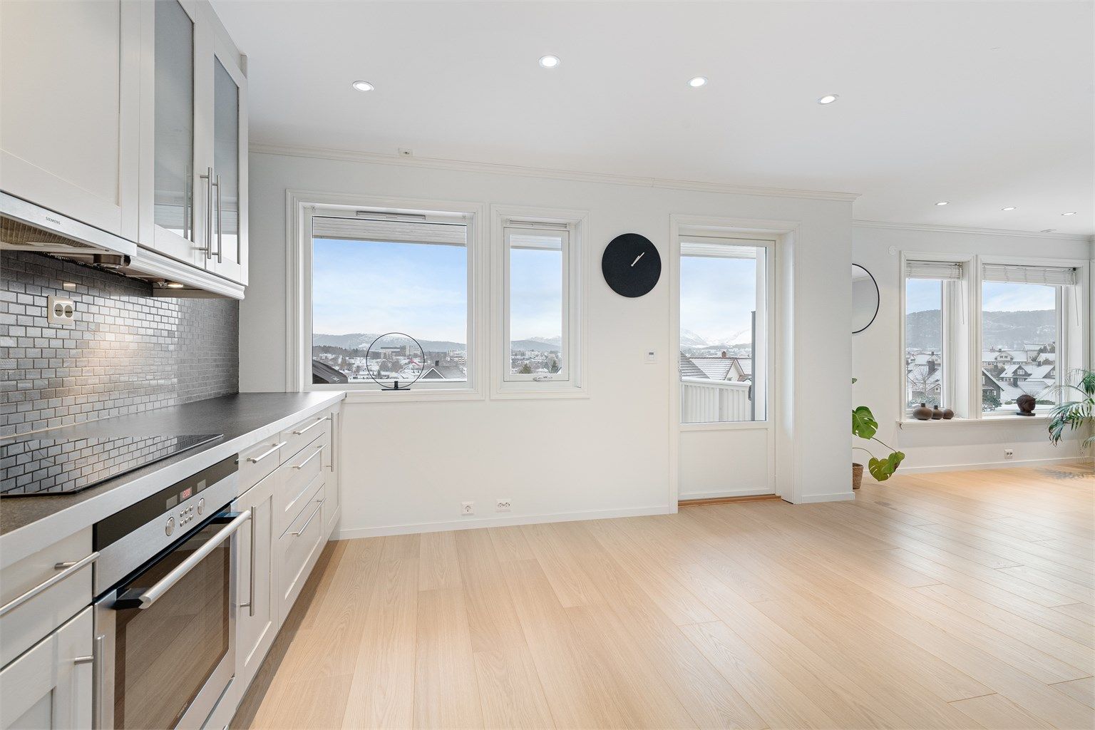 Fra stue/kjøkke er det utgang til veranda som dels er overbygd