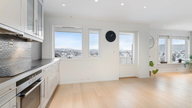 Fra stue/kjøkke er det utgang til veranda som dels er overbygd