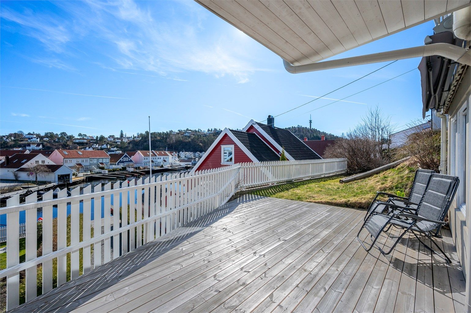 Leiligheten har direkte tilgang til solrik terrasse