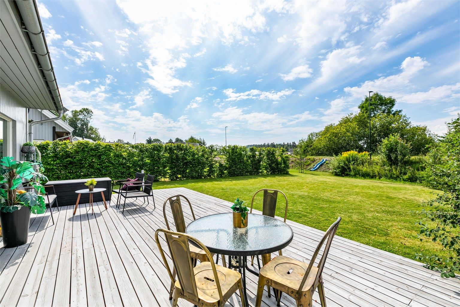 Solfylte, usjenerte utearealer og ingen motstående bebyggelse verken foran eller bak er blant boligens fremste kvaliteter.