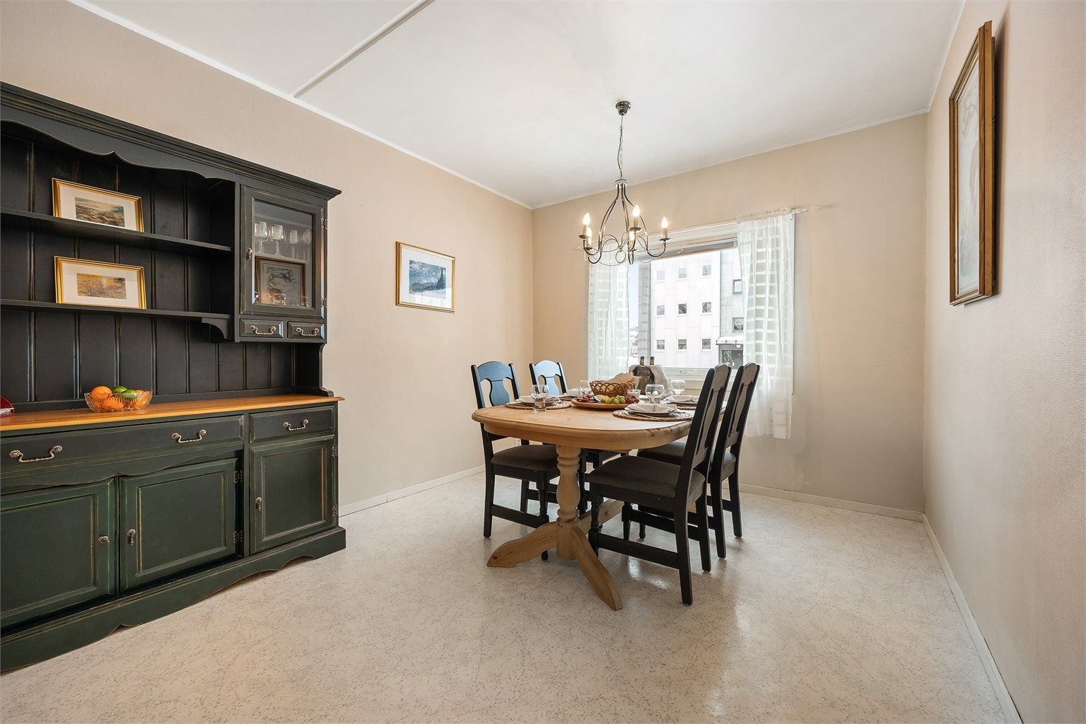 Det ene soverommet benyttes i dag som spisestue, noe som gir fleksible bruksmuligheter etter behov.