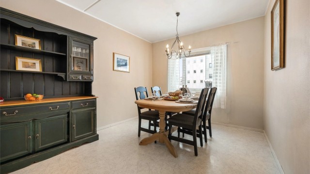 Det ene soverommet benyttes i dag som spisestue, noe som gir fleksible bruksmuligheter etter behov.