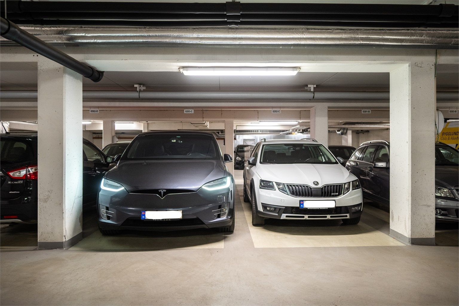 Leiligheten disponerer en fast parkeringsplass i felles garasjeanlegg (plasse til venstre - 0203-C), med mulighet for å montere elbillader.