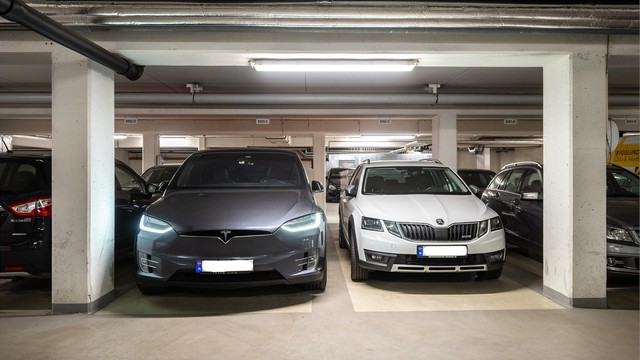 Leiligheten disponerer en fast parkeringsplass i felles garasjeanlegg (plasse til venstre - 0203-C), med mulighet for å montere elbillader.