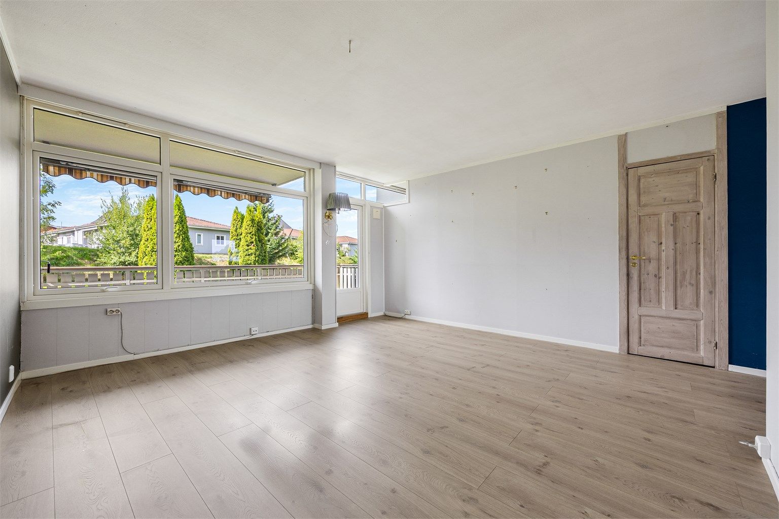 Fra stuen er det direkte utgang til en markterrasse på 17 m².