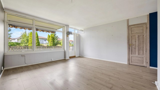 Fra stuen er det direkte utgang til en markterrasse på 17 m².
