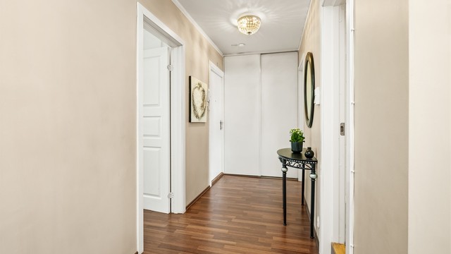 Praktisk skyvedørsgarderobe i entré med oppbevaringsplass.