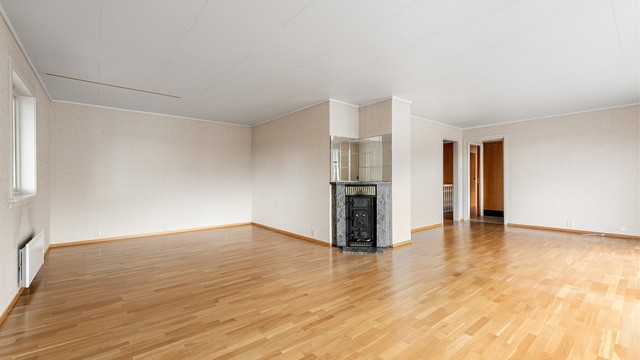 En kamin i stuen gir ekstra varme og hygge på kalde dager