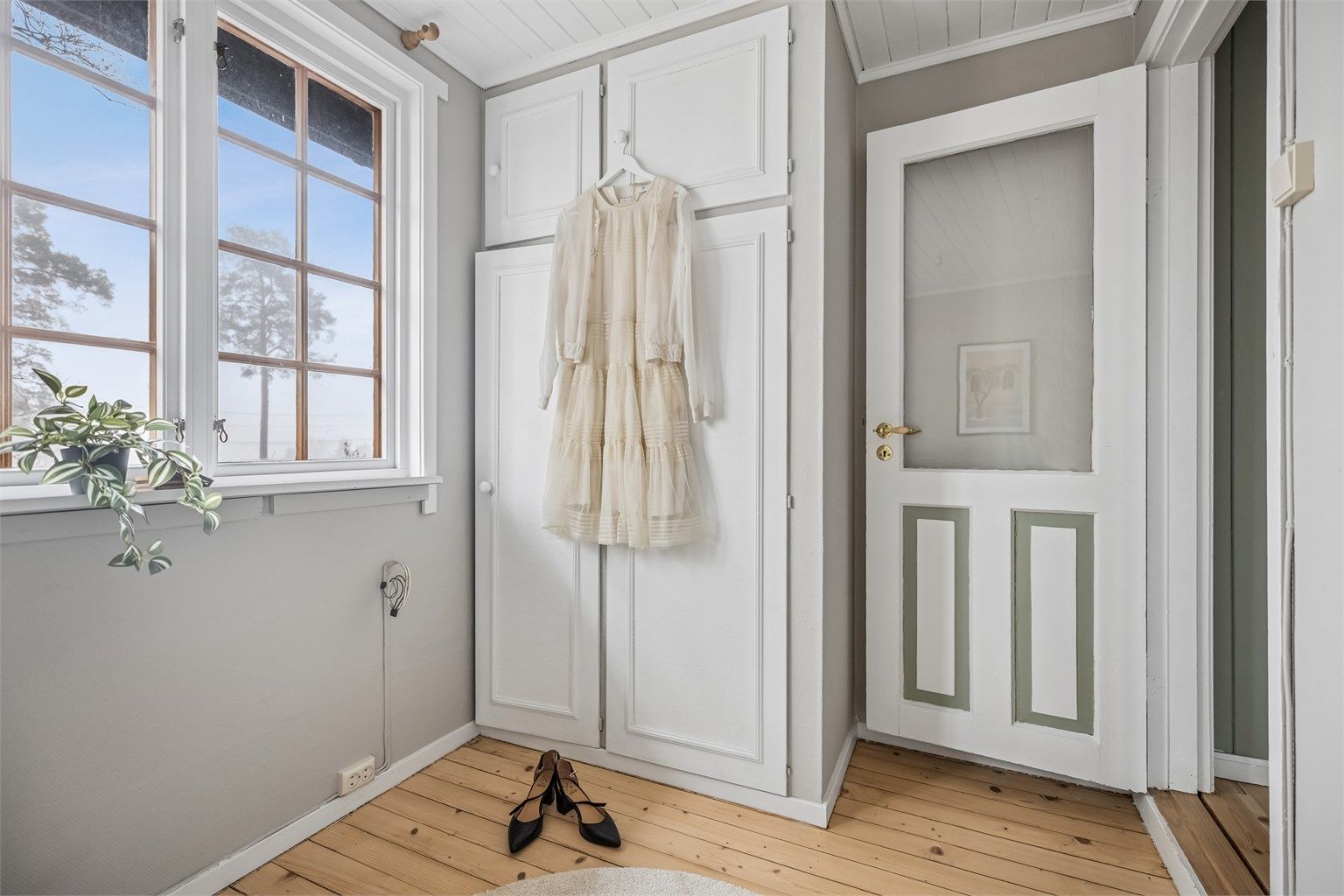 I dette soverommet er det også en plassbygd garderobe for oppbevaring av klær.