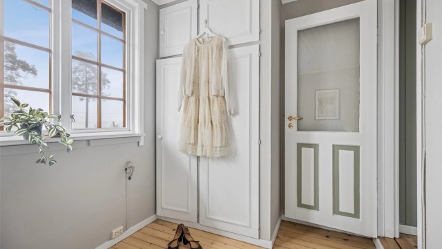 I dette soverommet er det også en plassbygd garderobe for oppbevaring av klær.