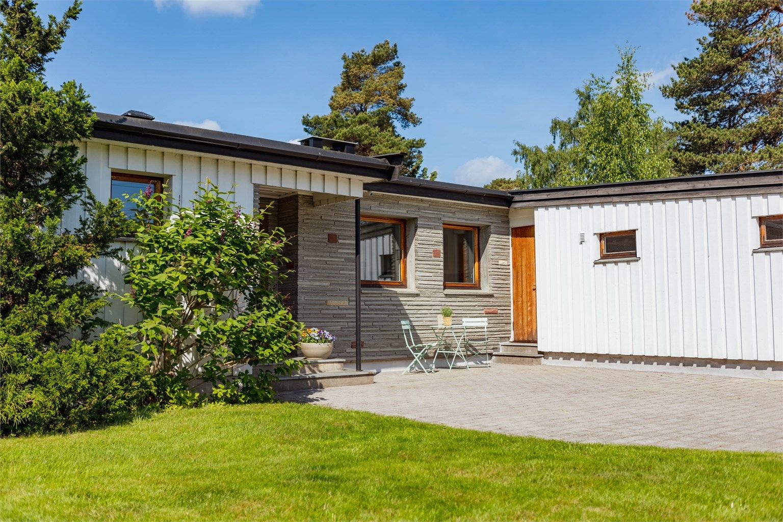 Velkommen til Kleiva 1B – en arkitekttegnet enebolig med stor hage og familievennlig beliggenhet på attraktive Høybråten. Flotte bilder fra Henrik Eriksen v/Fotostallen. 