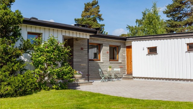 Velkommen til Kleiva 1B – en arkitekttegnet enebolig med stor hage og familievennlig beliggenhet på attraktive Høybråten. Flotte bilder fra Henrik Eriksen v/Fotostallen.
