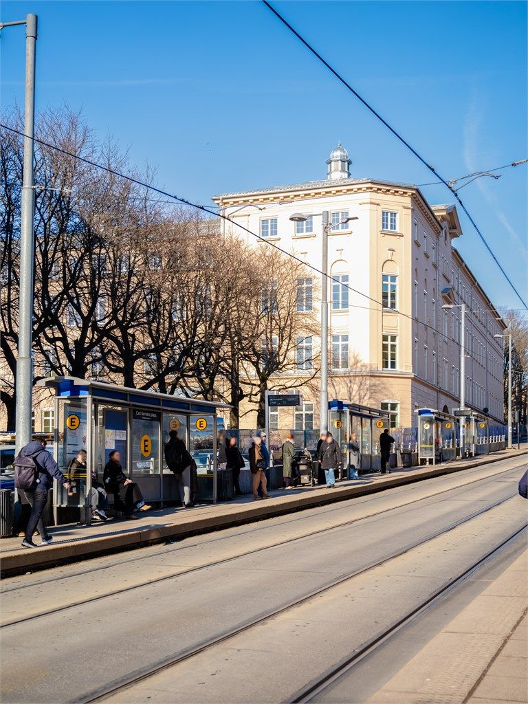 Carl Berner (ca. 2-3 min fra leiligheten) er et knutepunkt for kollektiv transport med både buss, trikk og t-bane.