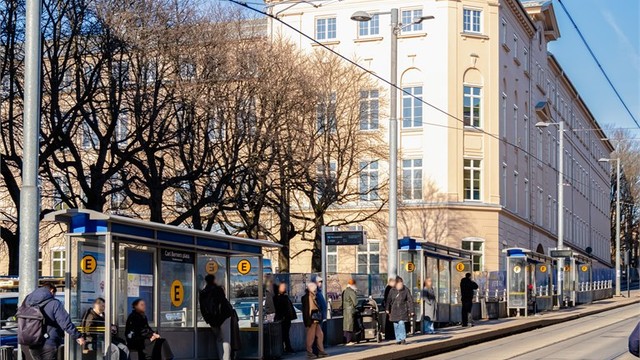 Carl Berner (ca. 2-3 min fra leiligheten) er et knutepunkt for kollektiv transport med både buss, trikk og t-bane.