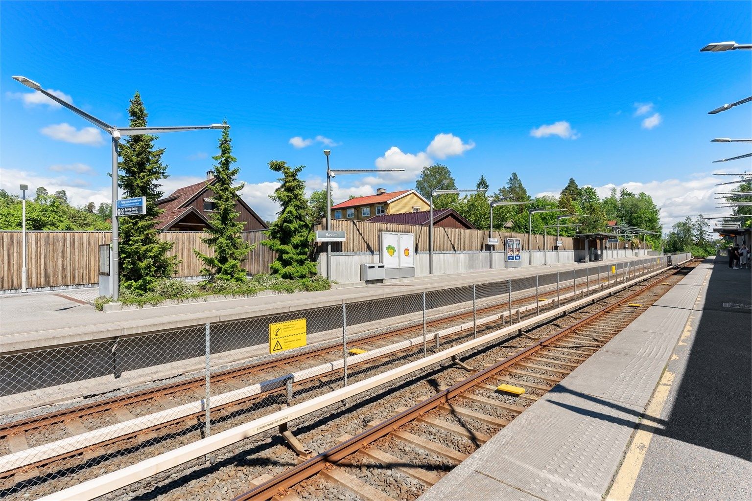 Her bor dere med nærhet umiddelbar nærhet til T-banen, samt kort avstand til barnehager, skoler og buss, samt kort vei til flotte turområder, sommer som vinter