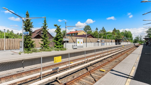 Her bor dere med nærhet umiddelbar nærhet til T-banen, samt kort avstand til barnehager, skoler og buss, samt kort vei til flotte turområder, sommer som vinter