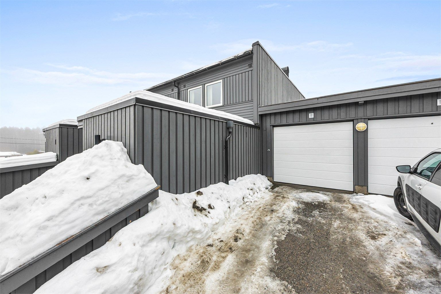 Boligen disponerer én garasjeplass med installert elbillader.