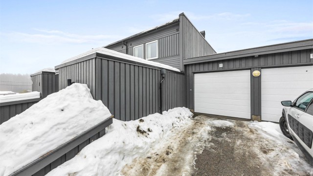 Boligen disponerer én garasjeplass med installert elbillader.