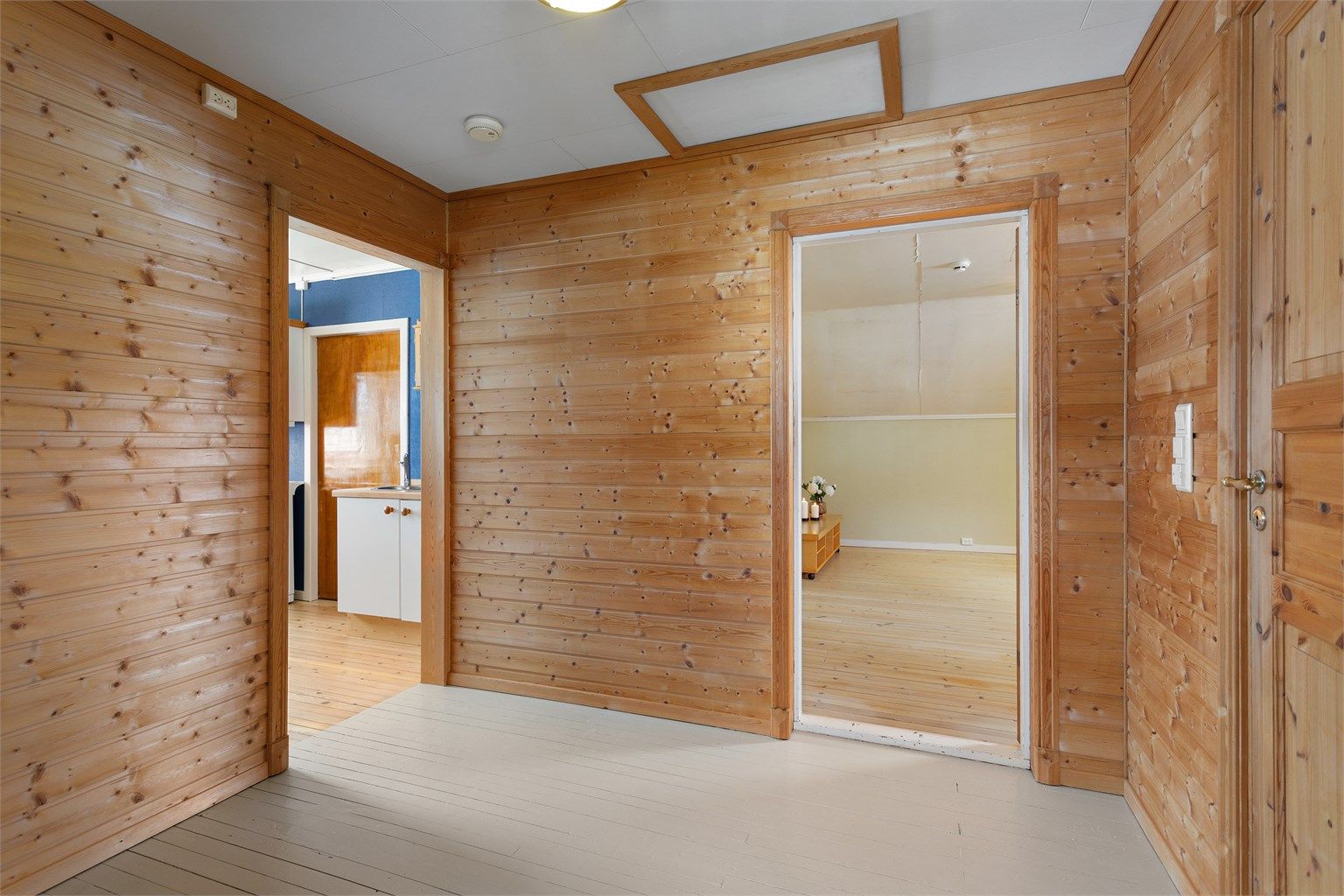 Gang i hybelen til stue, kjøkken og bad