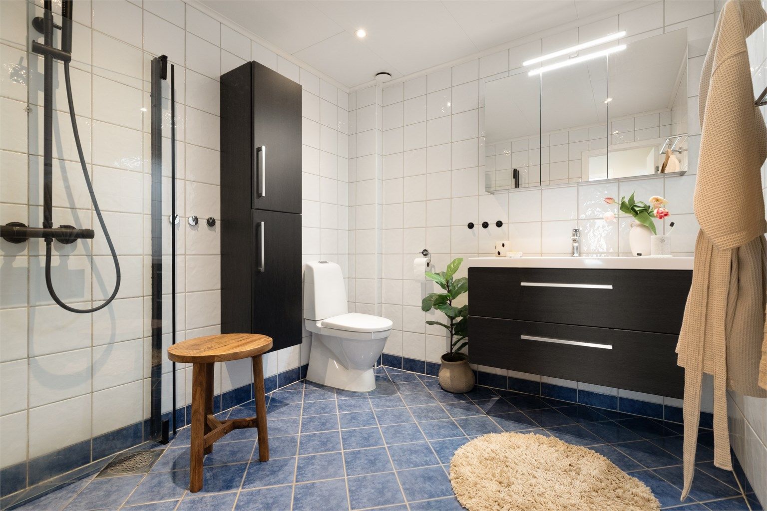 Helfliset bad med varmekabler i gulvet og innfelte downlights i taket.