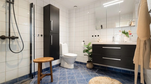 Helfliset bad med varmekabler i gulvet og innfelte downlights i taket.