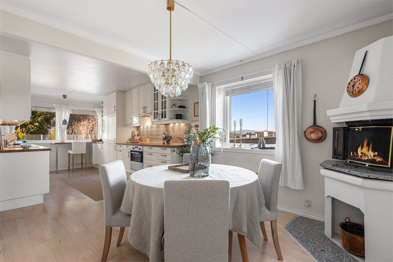Koselig kjøkken med peis og flott utsikt.