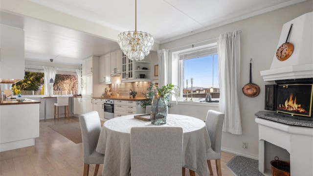 Koselig kjøkken med peis og flott utsikt.