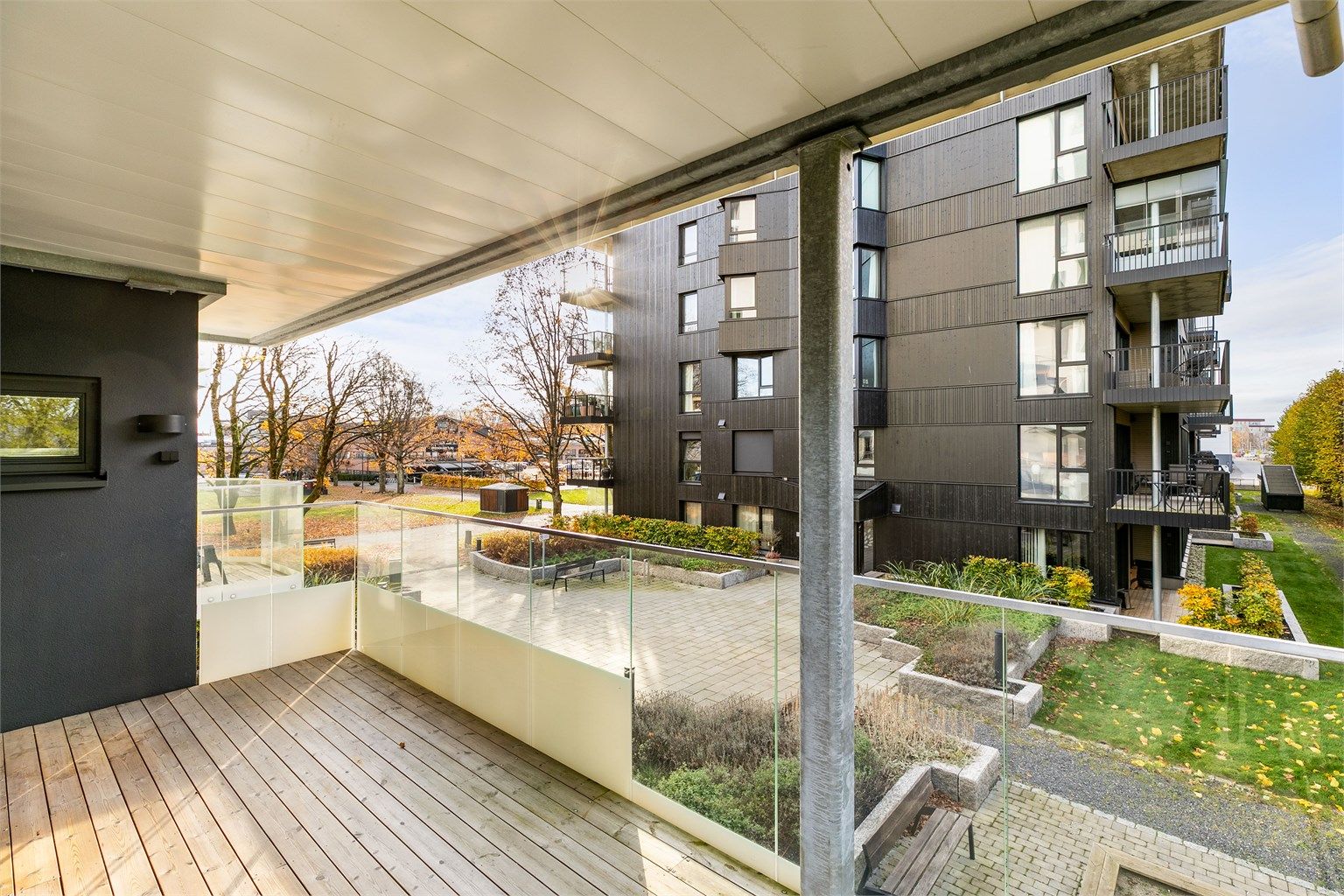 Verandaen har skjermende overbygg som utvider bruksmulighetene. Her er det lunt og hyggelig å sitte ute - spesielt på de lyse sommerkveldene.