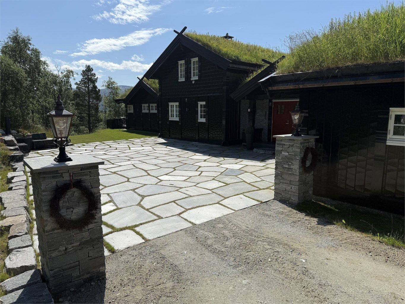 Eiendommen ligger skjermet til som en endetomt, med grense mot et friområde.
