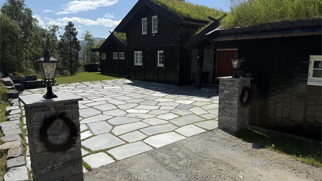 Eiendommen ligger skjermet til som en endetomt, med grense mot et friområde.
