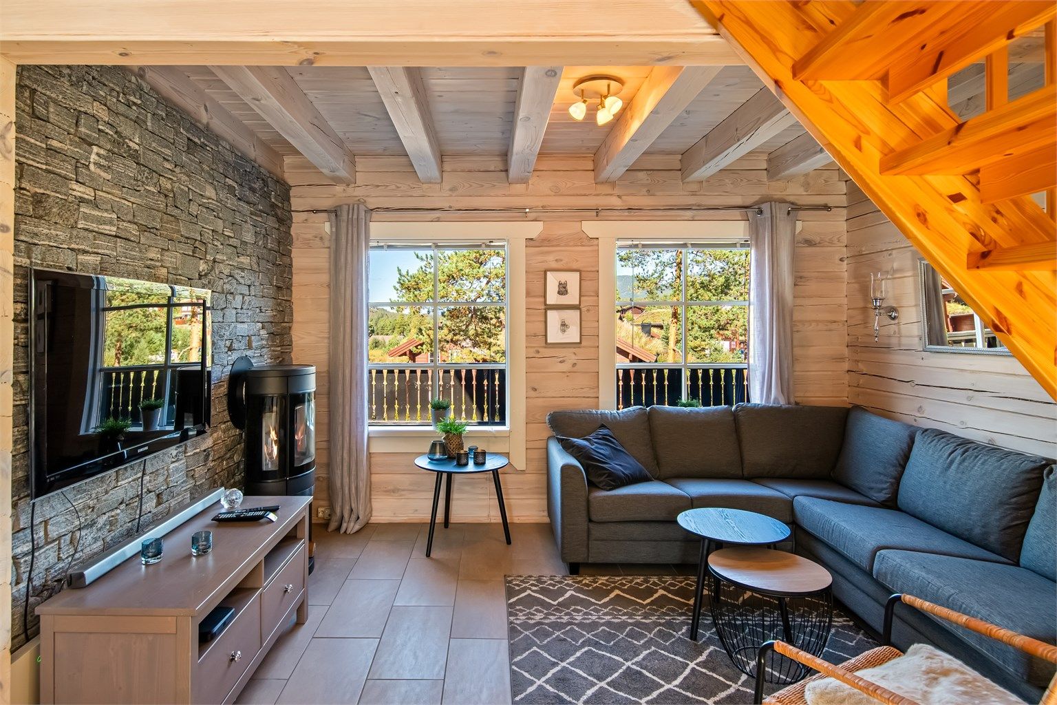 Stue med lekker peisovn