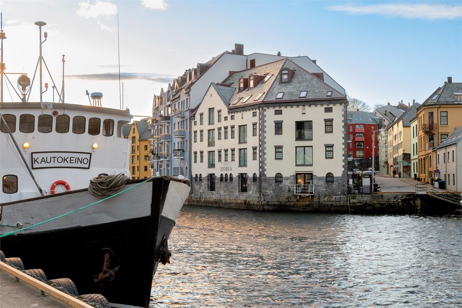 Eiendomsmegler Camilla Christensen og Marit Stuen Aursnes har gleden av å presentere nyoppført bolig i Brunholmgata 1B. Foto Stian Wiik