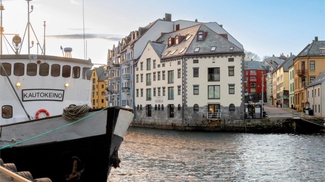 Eiendomsmegler Camilla Christensen og Marit Stuen Aursnes har gleden av å presentere nyoppført bolig i Brunholmgata 1B. Foto Stian Wiik