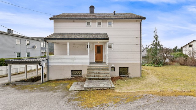 Inngangspartiet til tomannsboligen fra 1959