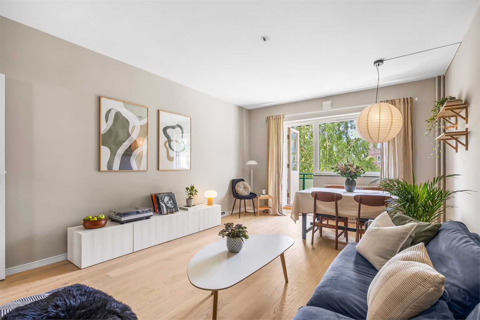 Den store og lyse stuen rommer plass til sofagruppe, bord og TV-benk, kontorplass og i tillegg til et sosialt spisebord.